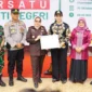 Bupati Dharmasraya Annisa Suci Ramadhani menyerahkan piagam penghargaan kepada Kajari Dharmasraya atas suksesnya kegiatan Dharmasraya Bersatu Bhakti Negeri. (Foto: Kominfo Dharmasraya)