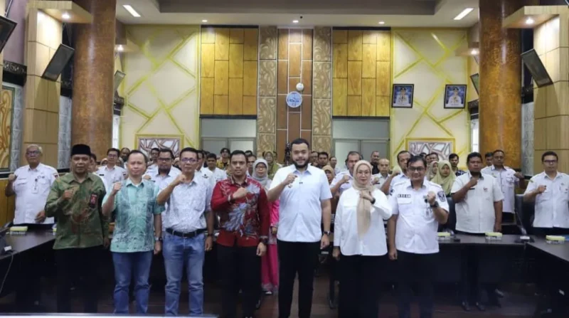 Wali Kota Padang Fadly Amran membuka FGD penyusunan Masterplan Smart City Kota Padang di Ruang Abu Bakar Ja’ar, Balai Kota Aia Pacah, Rabu (29/10/2025). 