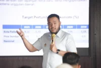 Wali Kota Padang Fadly Amran memaparkan visi, misi dan progul Pemko Padang pada pertemuan dengan Forum TJSLBU Sumbar, di Satiga Coffee dan Resto, Rabu (29/10/2025). (Foto: Prokopim Padang)