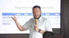 Wali Kota Padang Fadly Amran memaparkan visi, misi dan progul Pemko Padang pada pertemuan dengan Forum TJSLBU Sumbar, di Satiga Coffee dan Resto, Rabu (29/10/2025). (Foto: Prokopim Padang)
