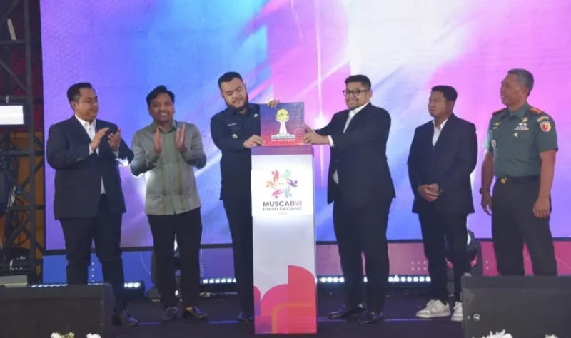 Wali Kota Padang Fadly Amran membuka Muscab VI BPC  HIPMI Kota Padang di Premier Basko Hotel Padang, Senin (27/10/2025). (Foto: Prokopim Padang)