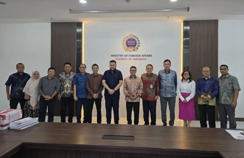 Wali Kota Padang Fadly Amran menemui Sekjen Kemenlu RI, Denny Abdi di Kantor Kemenlu RI, Jakarta, Senin (13/10/25). (Foto: Prokopim Padang)