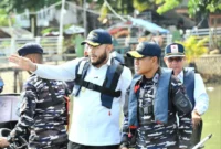 Wali Kota Padang Fadly Amran bersama Wadan Kodaeral II Laksamana Pertama TNI Mulyadi dalam kegiatan baksos di Muaro Padang, Kamis (2/10).