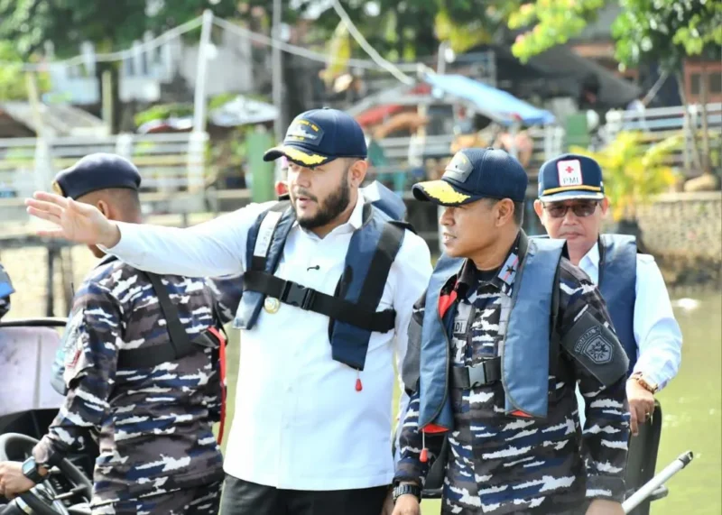 Wali Kota Padang Fadly Amran bersama Wadan Kodaeral II Laksamana Pertama TNI Mulyadi dalam kegiatan baksos di Muaro Padang, Kamis (2/10).