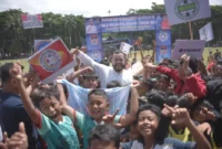 Wali Kota Padang Fadly Amran membuka Festival Sepak Bola Piala Wali Kota Padang Kelompok Umur (KU) 10 dan 12 Seri I, di Lapangan Sepak Bola Imam Bonjol Padang, Minggu (26/10/2025). (Foto: Prokopim Padang)