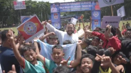 Wali Kota Padang Fadly Amran membuka Festival Sepak Bola Piala Wali Kota Padang Kelompok Umur (KU) 10 dan 12 Seri I, di Lapangan Sepak Bola Imam Bonjol Padang, Minggu (26/10/2025). (Foto: Prokopim Padang)