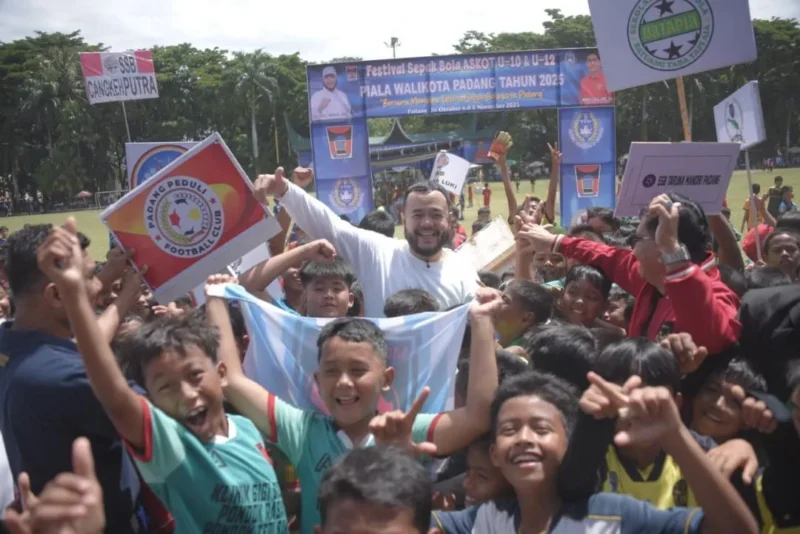 Wali Kota Padang Fadly Amran membuka Festival Sepak Bola Piala Wali Kota Padang Kelompok Umur (KU) 10 dan 12 Seri I, di Lapangan Sepak Bola Imam Bonjol Padang, Minggu (26/10/2025). (Foto: Prokopim Padang)
