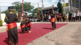 Suasana pembukaan Festival Adat Budaya Pauh IX Kuranji 2025 di halaman Kantor Camat Kuranji, Senin (13/10/2025). (Foto: Diskominfo Padang)