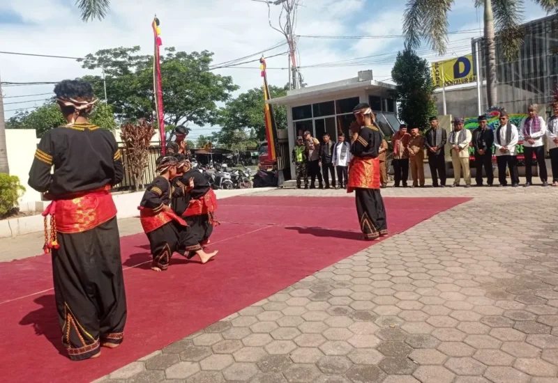 Suasana pembukaan Festival Adat Budaya Pauh IX Kuranji 2025 di halaman Kantor Camat Kuranji, Senin (13/10/2025). (Foto: Diskominfo Padang)
