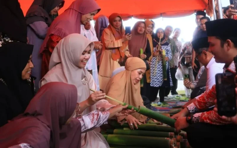 Festival Padang Pariaman Mauluik Gadang 2025 resmi dimulai di Masjid Raya Kabupaten Padang Pariaman, Kamis (16/10). (Foto: Diskominfo Padang Pariaman)