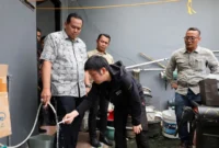 Wali Kota Pariaman Yota Balad mendampingi Direktur CCR Corporation Japan perwakilan Indonesia Yasumasa Sasahara mengunjungi SMPN 2 Pariaman, Kamis (16/10/2025). (Foto: Kominfo Pariaman)