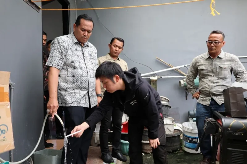 Wali Kota Pariaman Yota Balad mendampingi Direktur CCR Corporation Japan perwakilan Indonesia Yasumasa Sasahara mengunjungi SMPN 2 Pariaman, Kamis (16/10/2025). (Foto: Kominfo Pariaman)
