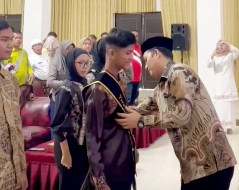 Wakil Bupati Padang Pariaman Rahmat Hidayat mengukuhkan Forum Anak Daerah Padang Pariaman periode 2025–2027. (Foto: Kominfo Padang Pariaman)