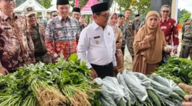 Bupati Padang Pariaman John Kenedy Azis dan rombongan meninjau GPM di halaman Masjid Raya Kabupaten Padang Pariaman. (Foto: Kominfo Padang Pariaman)