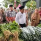Bupati Padang Pariaman John Kenedy Azis dan rombongan meninjau GPM di halaman Masjid Raya Kabupaten Padang Pariaman. (Foto: Kominfo Padang Pariaman)