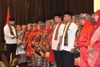 Ketua DPD Gebu Minang Provinsi Sumbar Fadly Amran melantik pengurus DPC Gebu Minang Kota Padang di Hotel Pangeran Beach, Minggu malam (19/10/2025). (Foto: Prokopim Padang)