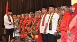 Ketua DPD Gebu Minang Provinsi Sumbar Fadly Amran melantik pengurus DPC Gebu Minang Kota Padang di Hotel Pangeran Beach, Minggu malam (19/10/2025). (Foto: Prokopim Padang)