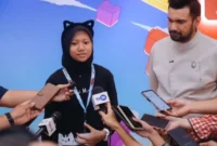 Pengembang gim muda Adelia Misha (kiri) didampingi oleh Presiden AGI Shafiq Husein (kanan) memberikan keterangan kepada awak media di The Stones Hotel, Bali, Sabtu (11/10/2025). (Foto: Ahmad Tri Hawaari/Komdigi)