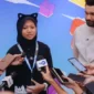 Pengembang gim muda Adelia Misha (kiri) didampingi oleh Presiden AGI Shafiq Husein (kanan) memberikan keterangan kepada awak media di The Stones Hotel, Bali, Sabtu (11/10/2025). (Foto: Ahmad Tri Hawaari/Komdigi)