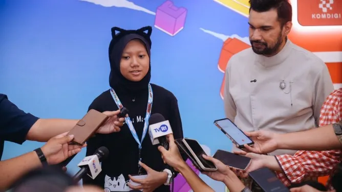 Pengembang gim muda Adelia Misha (kiri) didampingi oleh Presiden AGI Shafiq Husein (kanan) memberikan keterangan kepada awak media di The Stones Hotel, Bali, Sabtu (11/10/2025). (Foto: Ahmad Tri Hawaari/Komdigi)