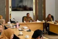 Sekdako Padang Panjang Sonny Budaya Putra bersama panitia dan sejumlah pejabat terkait rapat persiapan Gowes Fun Adventure Padang Panjang 2025 di Ruang VIP Balai Kota, Selasa (21/10/2025). (Foto: Kominfo Padang Panjang)
