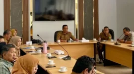 Sekdako Padang Panjang Sonny Budaya Putra bersama panitia dan sejumlah pejabat terkait rapat persiapan Gowes Fun Adventure Padang Panjang 2025 di Ruang VIP Balai Kota, Selasa (21/10/2025). (Foto: Kominfo Padang Panjang)