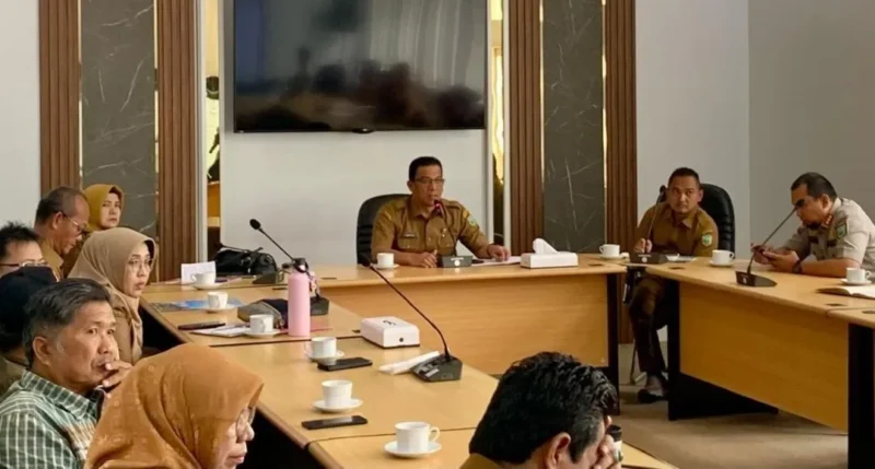 Sekdako Padang Panjang Sonny Budaya Putra bersama panitia dan sejumlah pejabat terkait rapat persiapan Gowes Fun Adventure Padang Panjang 2025 di Ruang VIP Balai Kota, Selasa (21/10/2025). (Foto: Kominfo Padang Panjang)