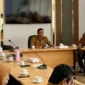 Sekdako Padang Panjang Sonny Budaya Putra bersama panitia dan sejumlah pejabat terkait rapat persiapan Gowes Fun Adventure Padang Panjang 2025 di Ruang VIP Balai Kota, Selasa (21/10/2025). (Foto: Kominfo Padang Panjang)