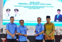 Bupati Padang Pariaman, John Kenedy Azis (JKA), menerima CSR dari Perumda Air Minum Tirta Anai, Sabtu (25/10/2025). (Foto: Kominfo Padang Pariaman)