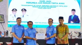 Bupati Padang Pariaman, John Kenedy Azis (JKA), menerima CSR dari Perumda Air Minum Tirta Anai, Sabtu (25/10/2025). (Foto: Kominfo Padang Pariaman)