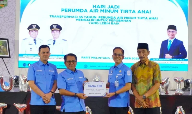 Bupati Padang Pariaman, John Kenedy Azis (JKA), menerima CSR dari Perumda Air Minum Tirta Anai, Sabtu (25/10/2025). (Foto: Kominfo Padang Pariaman)