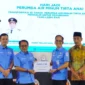 Bupati Padang Pariaman, John Kenedy Azis (JKA), menerima CSR dari Perumda Air Minum Tirta Anai, Sabtu (25/10/2025). (Foto: Kominfo Padang Pariaman)