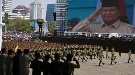 Presiden Prabowo bertindak sebagai inspektur upacara pada peringatan HUT ke-80 TNI di Lapangan Silang Monumen Nasional (Monas), Jakarta, Minggu (5/10/2025). (Foto: Setkab RI)