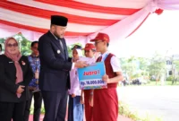 Wali Kota Padang, Fadly Amran menyerahkan penghargaan kepada siswa berprestasi usai Upacara Peringatan Hari Kesaktian Pancasila, Rabu (1/10/2025). (Foto: FB Diskominfo Padang) 