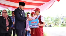 Wali Kota Padang, Fadly Amran menyerahkan penghargaan kepada siswa berprestasi usai Upacara Peringatan Hari Kesaktian Pancasila, Rabu (1/10/2025). (Foto: FB Diskominfo Padang) 
