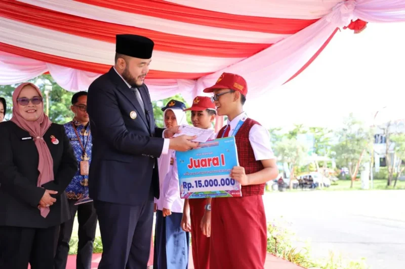 Wali Kota Padang, Fadly Amran menyerahkan penghargaan kepada siswa berprestasi usai Upacara Peringatan Hari Kesaktian Pancasila, Rabu (1/10/2025). (Foto: FB Diskominfo Padang) 
