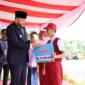 Wali Kota Padang, Fadly Amran menyerahkan penghargaan kepada siswa berprestasi usai Upacara Peringatan Hari Kesaktian Pancasila, Rabu (1/10/2025). (Foto: FB Diskominfo Padang) 