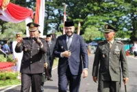 Wali Kota Padang, Fadly Amran bersama Kapolresta dan Dandim saat upacara Peringatan Hari Kesaktian Pancasila di Lapangan APEKSI Balai Kota Aia Pacah, Rabu (1/10/2025). (Foto: Prokopim Padang)