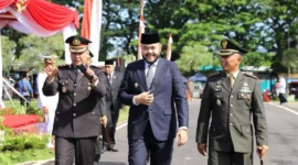 Wali Kota Padang, Fadly Amran bersama Kapolresta dan Dandim saat upacara Peringatan Hari Kesaktian Pancasila di Lapangan APEKSI Balai Kota Aia Pacah, Rabu (1/10/2025). (Foto: Prokopim Padang)