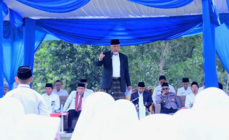 Gubernur Sumbar Mahyeldi Ansharullah memimpin Apel Hari Santri Nasional (HSN) Tingkat Provinsi di Pondok Pesantren Ar Risalah Puteri, Rabu (22/10/2025) pagi. (Foto: Kemenag Sumbar)