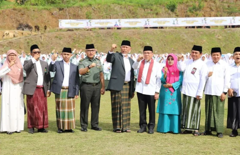 Wakil Wali Kota Padang, Maigus Nasir menghadiri apel peringatan Hari Santri Nasional 2025 di Pondok Pesantren Perguruan Ar-Risalah, Rabu (22/10/2025). (Foto: Prokopim Padang)