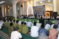 Wakil Wali Kota Padang Maigus Nasir saat kegiatan Padang Bersholawat, dalam rangka Peringatan Hari Santri Nasional Tingkat Kota Padang di Masjid Agung Nurul Iman, Rabu malam (22/10/2025). (Foto: Prokopim Padang)