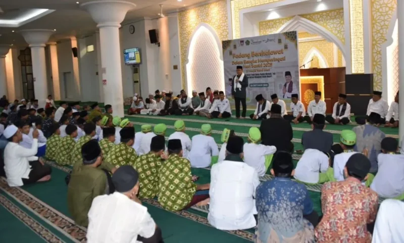 Wakil Wali Kota Padang Maigus Nasir saat kegiatan Padang Bersholawat, dalam rangka Peringatan Hari Santri Nasional Tingkat Kota Padang di Masjid Agung Nurul Iman, Rabu malam (22/10/2025). (Foto: Prokopim Padang)