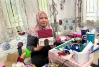 Ade Yuliani Elza mampu merangkai kain flanel, manik-manik, dan sisa spanduk bekas menjadi barang bernilai ekonomi. (Foto: Diskominfo Padang)