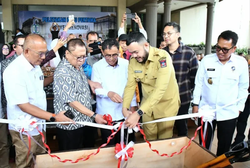 Peletakan batu pertama renovasi Hotel Bumi Minang dipimpin langsung oleh Wali Kota Padang, Fadly Amran, Senin (20/10/2025). (Foto: Prokopim Padang)