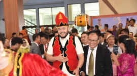 Wali Kota Padang Fadly Amran menghadiri pelantikan BPH IKMN Sumbar Periode 2025–2030 di Gedung Bagindo Aziz Chan Youth Center, Minggu (26/10/2025). (Foto: Prokopim Padang)