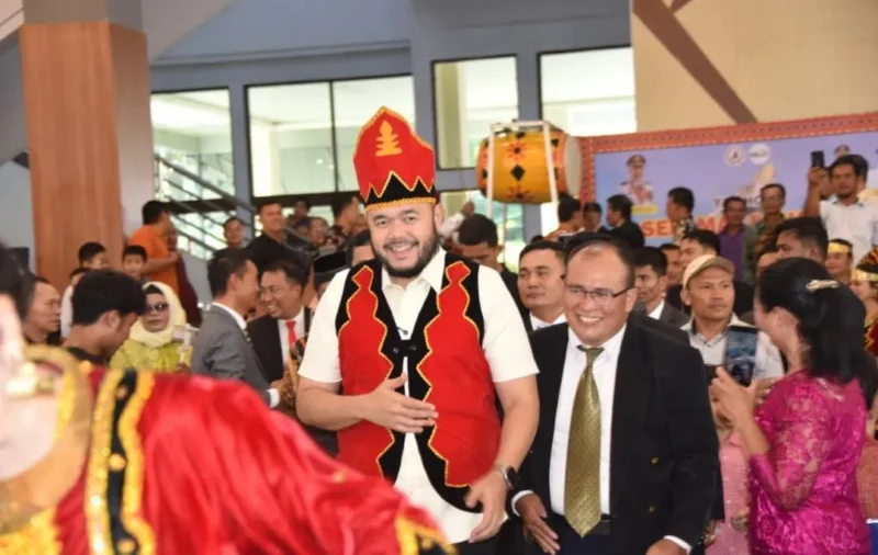 Wali Kota Padang Fadly Amran menghadiri pelantikan BPH IKMN Sumbar Periode 2025–2030 di Gedung Bagindo Aziz Chan Youth Center, Minggu (26/10/2025). (Foto: Prokopim Padang)