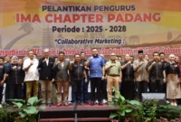 Wali Kota Padang Fadly Amran menghadiri pelantikan pengurus IMA Chapter Padang periode 2025-2028, di The ZHM Premiere Hotel Padang, Kamis malam (9/10/2025). (Foto: Prokopim Padang)