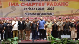 Wali Kota Padang Fadly Amran menghadiri pelantikan pengurus IMA Chapter Padang periode 2025-2028, di The ZHM Premiere Hotel Padang, Kamis malam (9/10/2025). (Foto: Prokopim Padang)