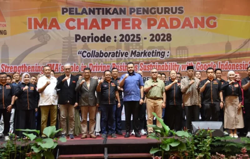 Wali Kota Padang Fadly Amran menghadiri pelantikan pengurus IMA Chapter Padang periode 2025-2028, di The ZHM Premiere Hotel Padang, Kamis malam (9/10/2025). (Foto: Prokopim Padang)